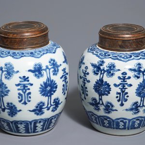 Een paar Chinese blauwwitte potten met houten deksels, 18/19e eeuw — foto 7