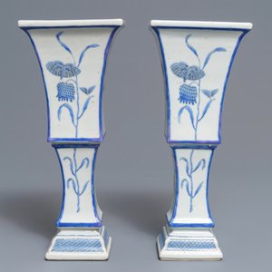 Een paar Chinese blauwwitte Pronk-studio vazen met kievitsbloemen, Qianlong — foto 2