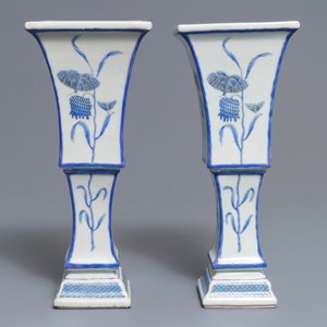 Een paar Chinese blauwwitte Pronk-studio vazen met kievitsbloemen, Qianlong — foto 3