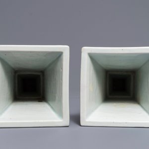 Een paar Chinese blauwwitte Pronk-studio vazen met kievitsbloemen, Qianlong — foto 5