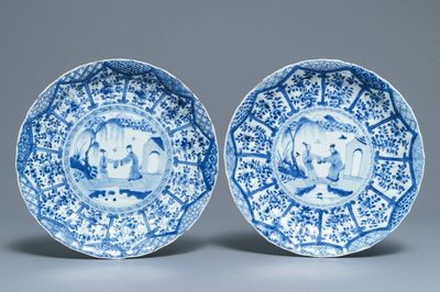 Een paar Chinese blauwwitte 'Romance of the Western chamber' plooischotels, Kangxi