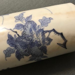 Een paar Chinese blauwwitte rouleau vazen met floraal decor, Hatcher cargo, Transitie periode — foto 11