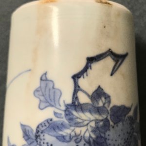 Een paar Chinese blauwwitte rouleau vazen met floraal decor, Hatcher cargo, Transitie periode — foto 12