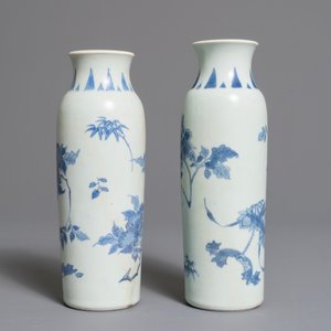 Een paar Chinese blauwwitte rouleau vazen met floraal decor, Hatcher cargo, Transitie periode — foto 2