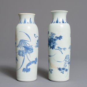 Een paar Chinese blauwwitte rouleau vazen met floraal decor, Hatcher cargo, Transitie periode — foto 4