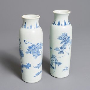 Een paar Chinese blauwwitte rouleau vazen met floraal decor, Hatcher cargo, Transitie periode — foto 7