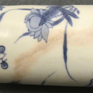 Een paar Chinese blauwwitte rouleau vazen met floraal decor, Hatcher cargo, Transitie periode — foto 8