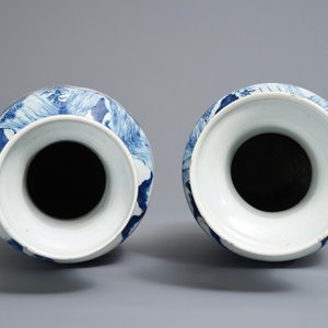 Een paar Chinese blauwwitte rouleau vazen met landschapsdecor, 19e eeuw — foto 5