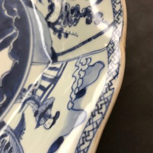 Een paar Chinese blauwwitte schotels met de 'Cao zussen', Kangxi — foto 12
