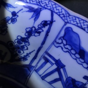 Een paar Chinese blauwwitte schotels met de 'Cao zussen', Kangxi — foto 3