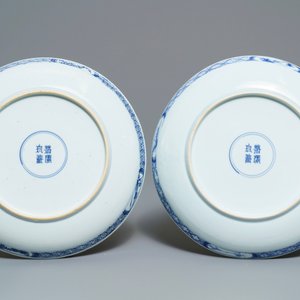 Een paar Chinese blauwwitte schotels met figuratief decor, Kangxi/Yongzheng — foto 2