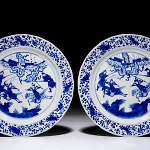Een paar Chinese blauwwitte schotels met strijders te paard, Kangxi — foto 1