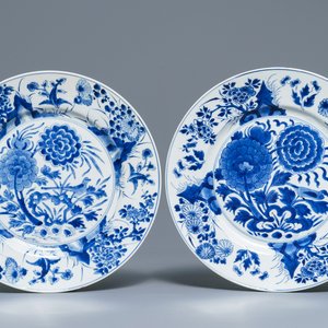 Een paar Chinese blauwwitte schotels met vogels en bloemen, Kangxi — foto 1