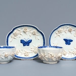 Een paar Chinese blauwwitte 'soft paste' koppen en schotels met reliëfdecor, Qianlong — foto 1