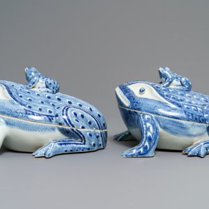 Een paar Chinese blauwwitte terrines in de vorm van kikkers, 20e eeuw — foto 2