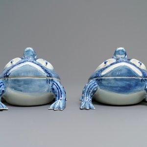 Een paar Chinese blauwwitte terrines in de vorm van kikkers, 20e eeuw — foto 3