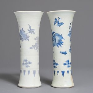 Een paar Chinese blauwwitte trechtervormige vazen met floraal decor, Hatcher cargo, Transitie periode — foto 4