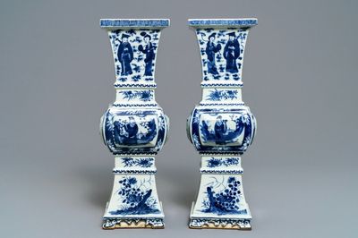 Een paar Chinese blauwwitte vazen, 19e eeuw