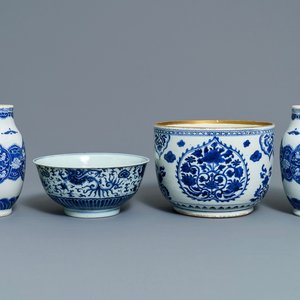 Een paar Chinese blauwwitte vazen en twee kommen, Kangxi — foto 1