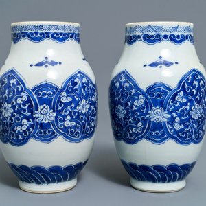 Een paar Chinese blauwwitte vazen en twee kommen, Kangxi — foto 12