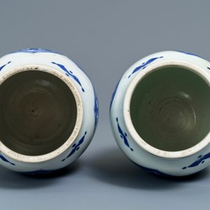 Een paar Chinese blauwwitte vazen en twee kommen, Kangxi — foto 13
