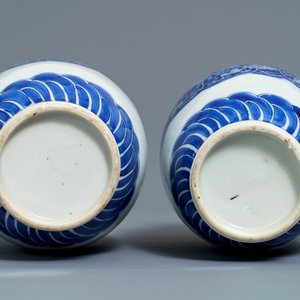 Een paar Chinese blauwwitte vazen en twee kommen, Kangxi — foto 14
