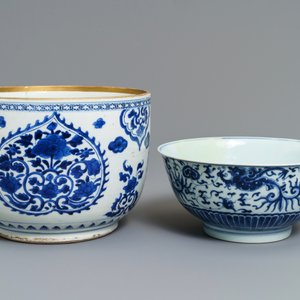 Een paar Chinese blauwwitte vazen en twee kommen, Kangxi — foto 2