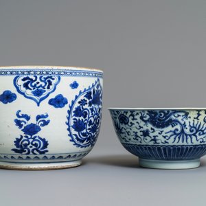 Een paar Chinese blauwwitte vazen en twee kommen, Kangxi — foto 5