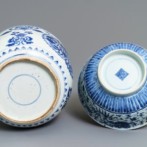 Een paar Chinese blauwwitte vazen en twee kommen, Kangxi — foto 8