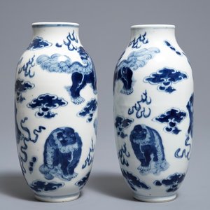 Een paar Chinese blauwwitte vazen met boeddhistische leeuwen, Kangxi merk, 19e eeuw — foto 2