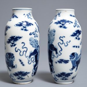 Een paar Chinese blauwwitte vazen met boeddhistische leeuwen, Kangxi merk, 19e eeuw — foto 4
