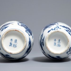 Een paar Chinese blauwwitte vazen met boeddhistische leeuwen, Kangxi merk, 19e eeuw — foto 5