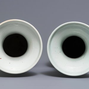 Een paar Chinese blauwwitte vazen met celadon fondkleur, 19/20e eeuw — foto 6