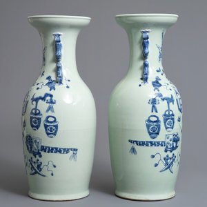 Een paar Chinese blauwwitte vazen met celadon fondkleur, 19/20e eeuw — foto 2