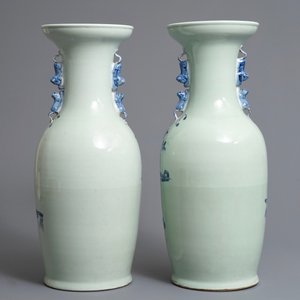 Een paar Chinese blauwwitte vazen met celadon fondkleur, 19/20e eeuw — foto 3