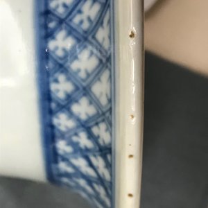 Een paar Chinese blauwwitte vazen met dames aan een tafel, 19e eeuw — foto 11