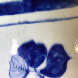 Een paar Chinese blauwwitte vazen met dames aan een tafel, 19e eeuw — foto 14
