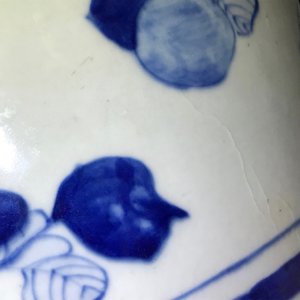 Een paar Chinese blauwwitte vazen met dames aan een tafel, 19e eeuw — foto 19