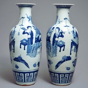 Een paar Chinese blauwwitte vazen met dames aan een tafel, 19e eeuw — foto 2