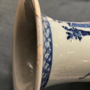 Een paar Chinese blauwwitte vazen met dames aan een tafel, 19e eeuw — foto 21