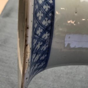 Een paar Chinese blauwwitte vazen met dames aan een tafel, 19e eeuw — foto 23