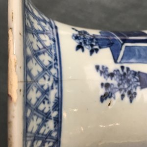 Een paar Chinese blauwwitte vazen met dames aan een tafel, 19e eeuw — foto 24