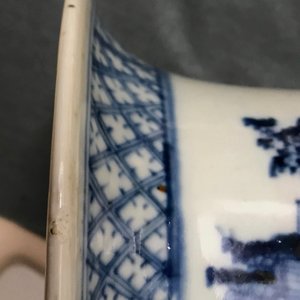Een paar Chinese blauwwitte vazen met dames aan een tafel, 19e eeuw — foto 9