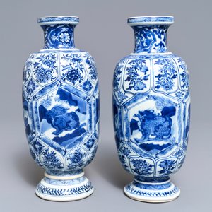 Een paar Chinese blauwwitte vazen met fabeldieren, Kangxi — foto 3