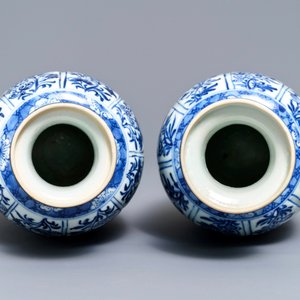 Een paar Chinese blauwwitte vazen met fabeldieren, Kangxi — foto 5