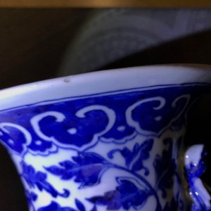 Een paar Chinese blauwwitte vazen met florale slingers, 19e eeuw — foto 11