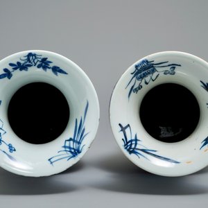 Een paar Chinese blauwwitte vazen met florale slingers, 19e eeuw — foto 6