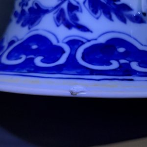 Een paar Chinese blauwwitte vazen met florale slingers, 19e eeuw — foto 7