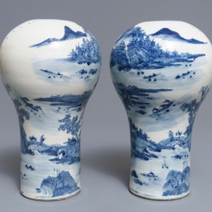 Een paar Chinese blauwwitte vazen met landschappen, 19/20e eeuw — foto 2