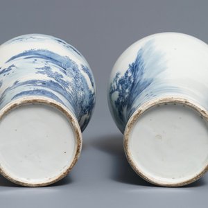 Een paar Chinese blauwwitte vazen met landschappen, 19/20e eeuw — foto 6